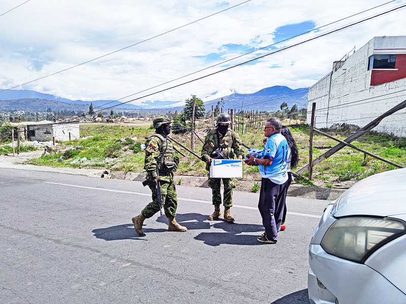 Militares reciben donaciones de ciudadanos - El Heraldo