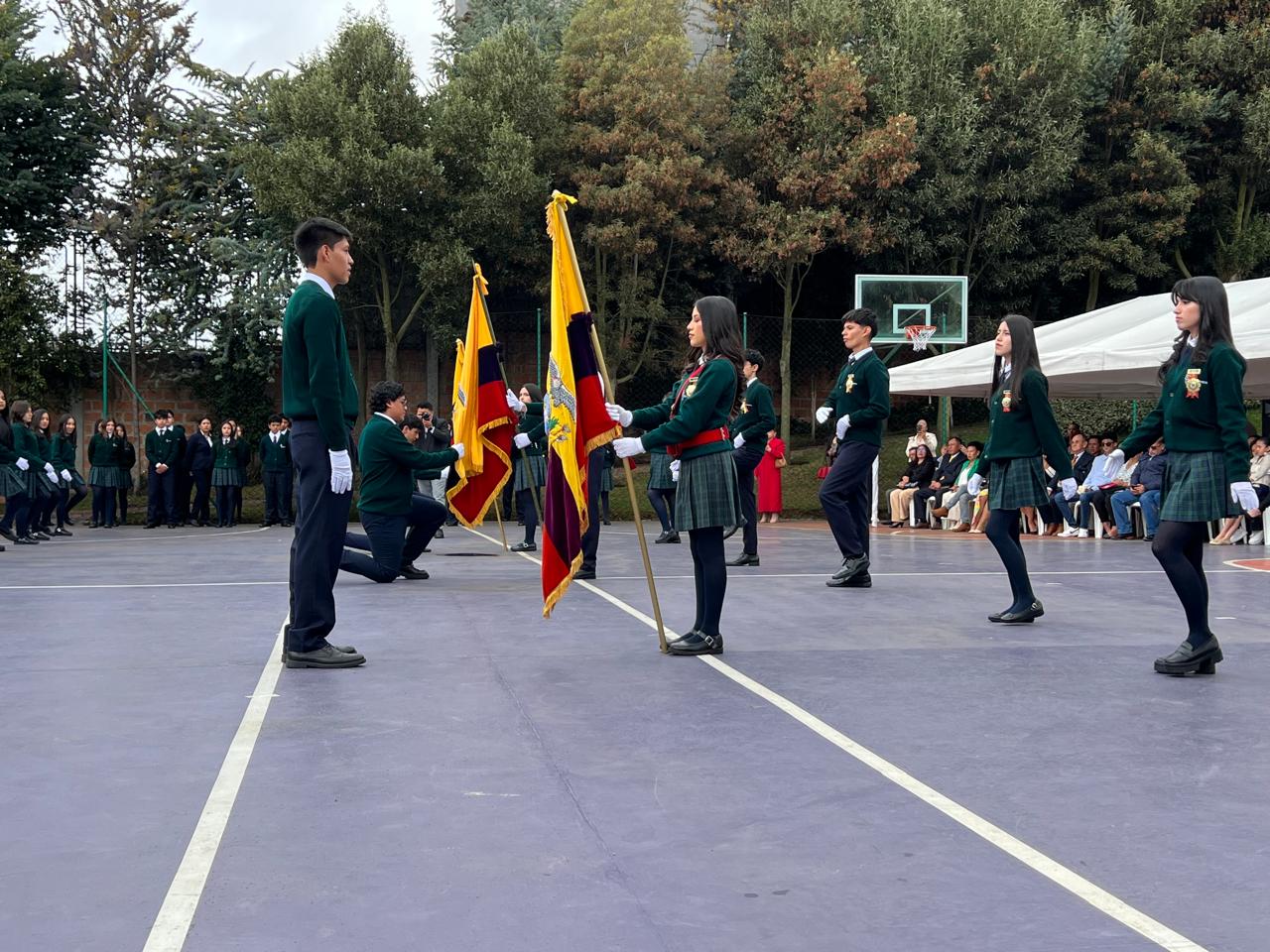 Estudiantes rinden honor a la bandera - El Heraldo