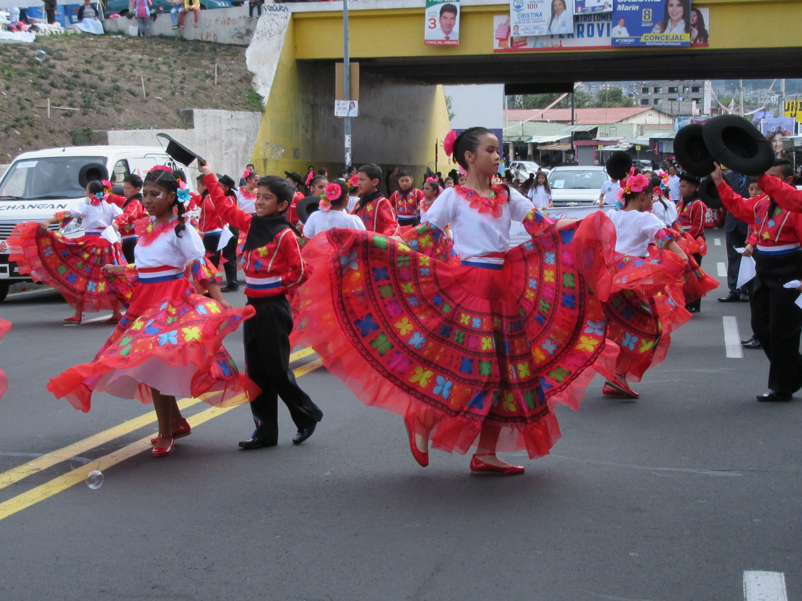 Comparsas infantiles fusionan circo, fantasía e identidad ambateña - El ...