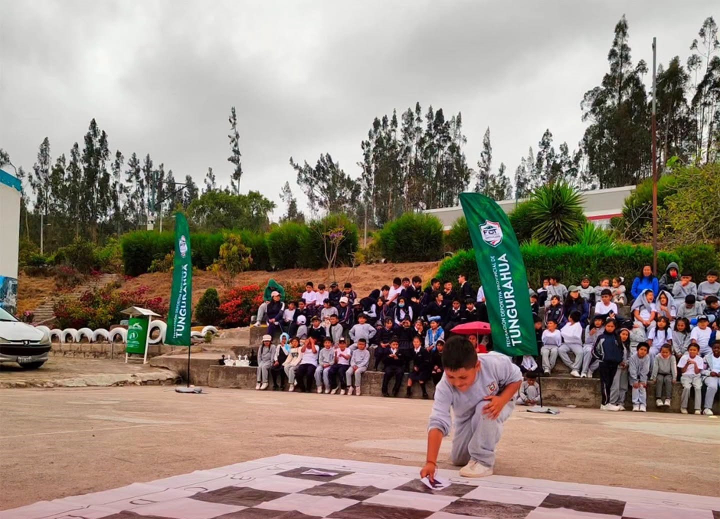 Ecuador — Ajedrez humano llegó a Unidad Educativa Picaihua